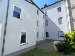 Frisch beschichtete, weiße Fassade nach der Sanierung